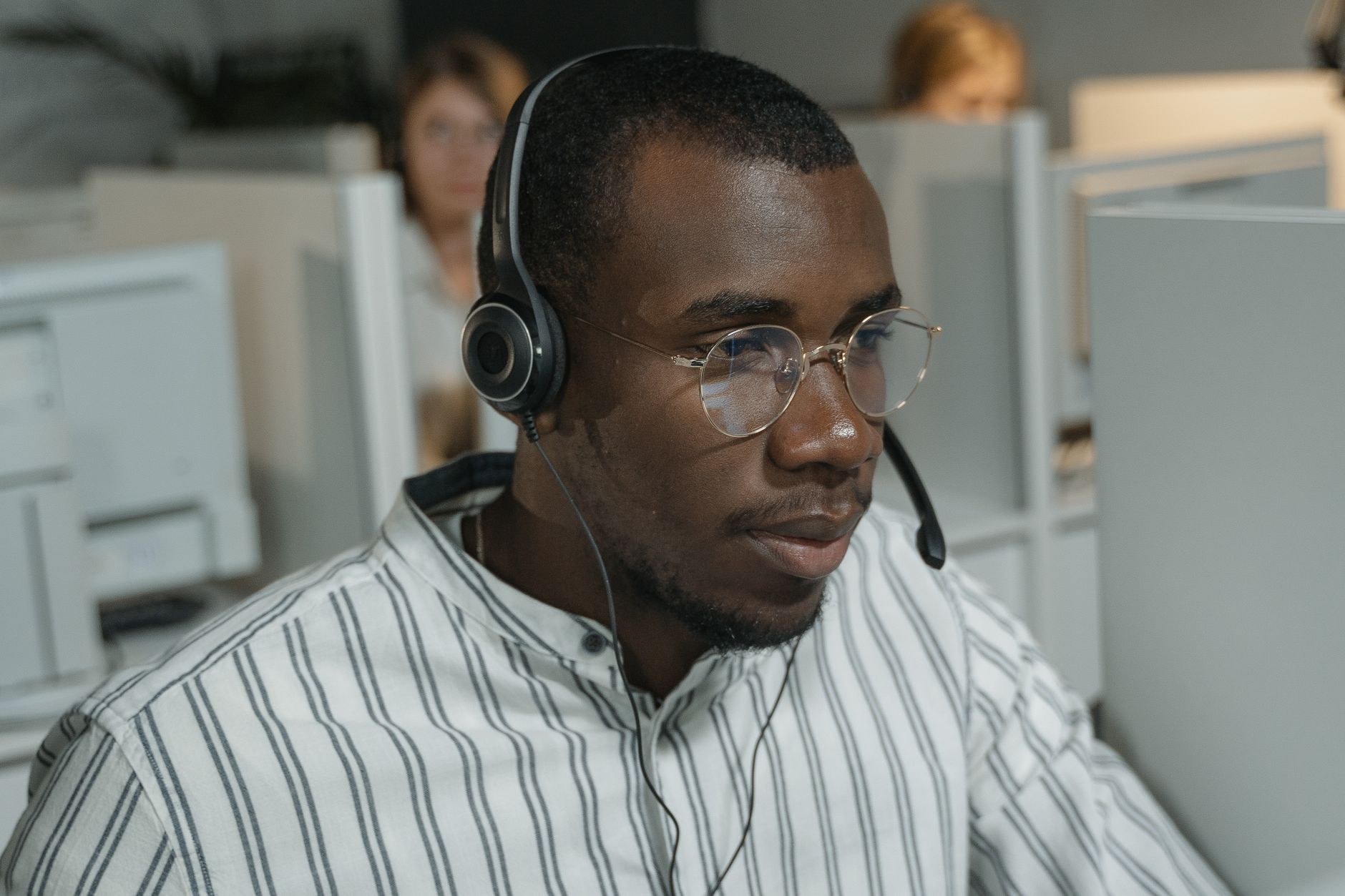 Google Gemini Agent dla firm: kiedy AI zaczyna pracować za ciebie. Pierwszy agent, który oszczędza godziny, a nie minuty