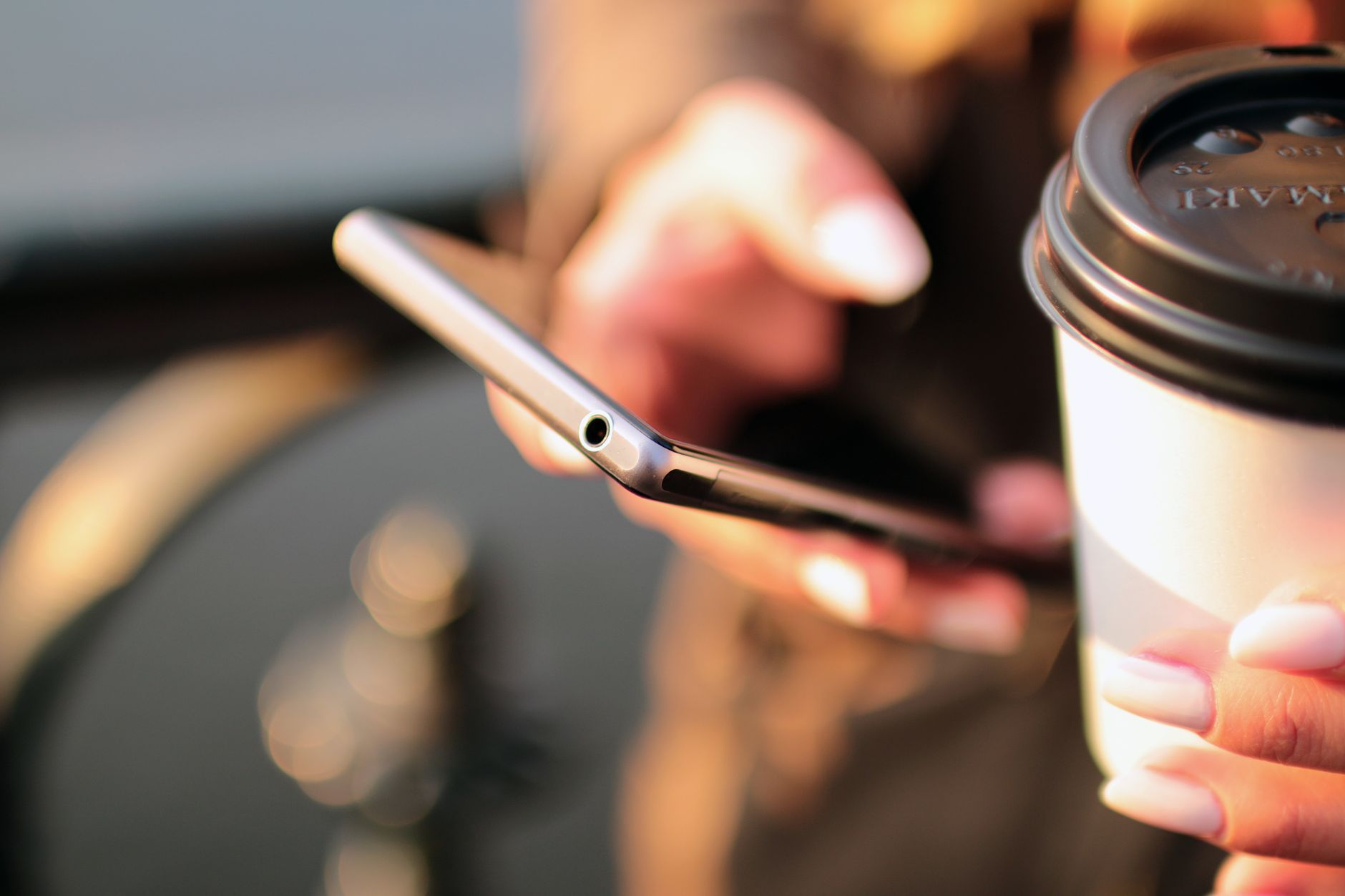 SMS Marketing dla małej firmy. Jak wybudować kampanię, która sprzedaje, a nie rujnuje budżet